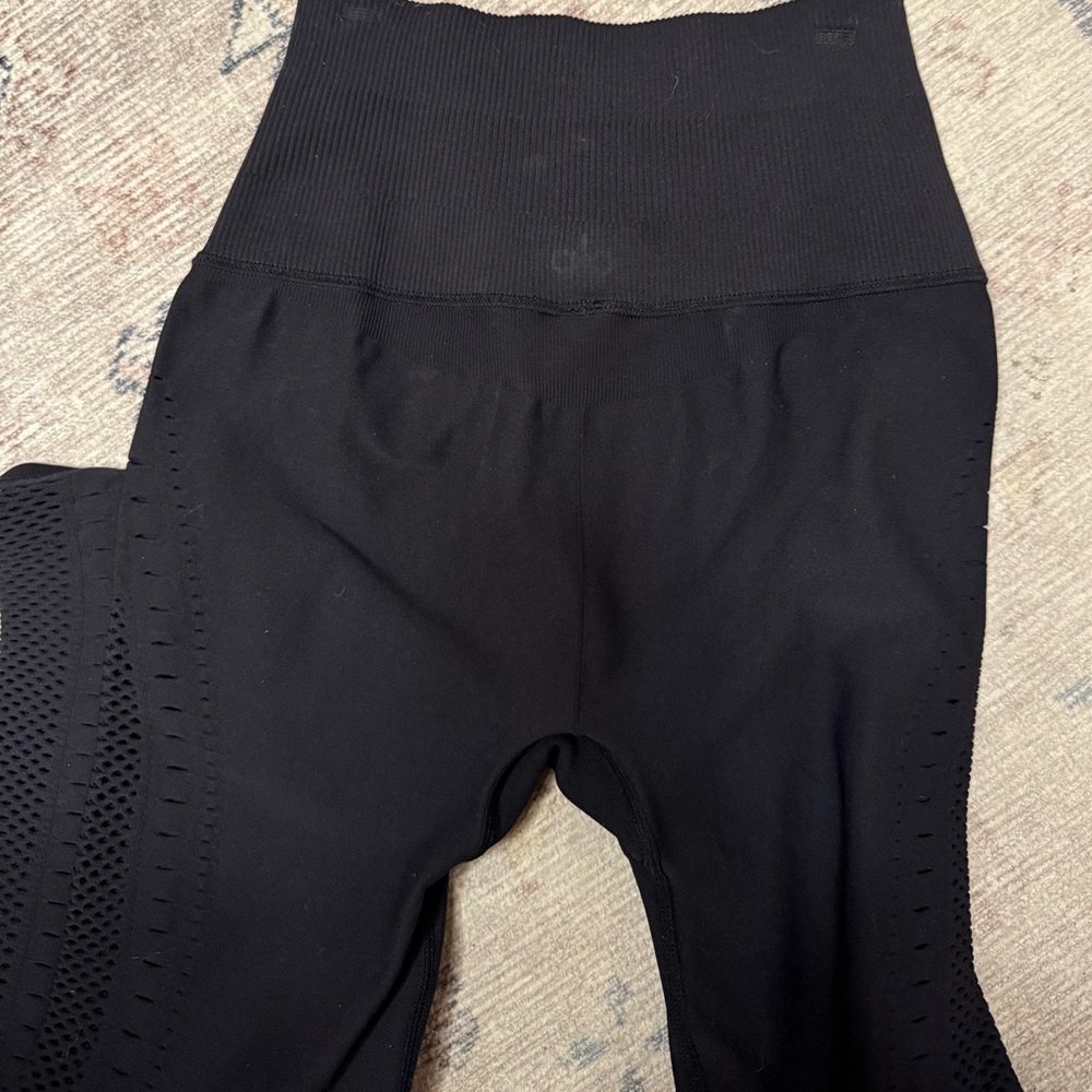 ALO Black Seamless High-Waist 7/8 Open Air Legging
Size XXs NWOT - Picture 4 of 10